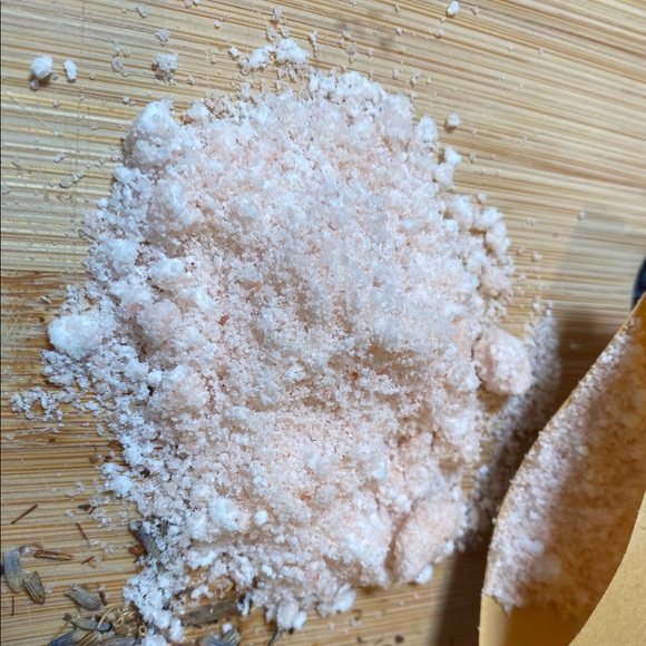 3-Handmade bath salt soak with Himalayan salt grapefruit essential oil. - Picture 2 of 4